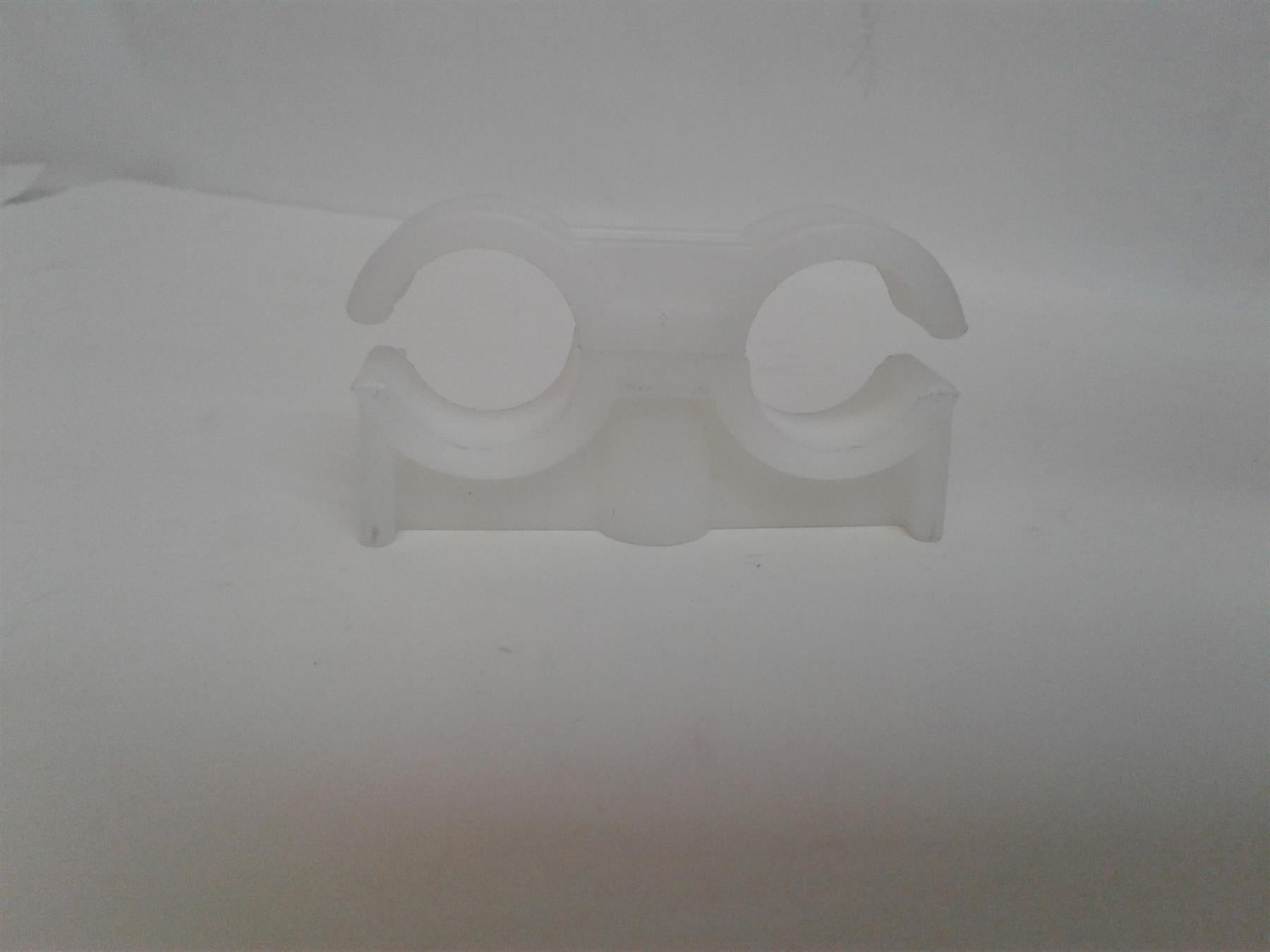 NEW plastic Double plumbing pipe clips 22mmx22mm 946DN=00001