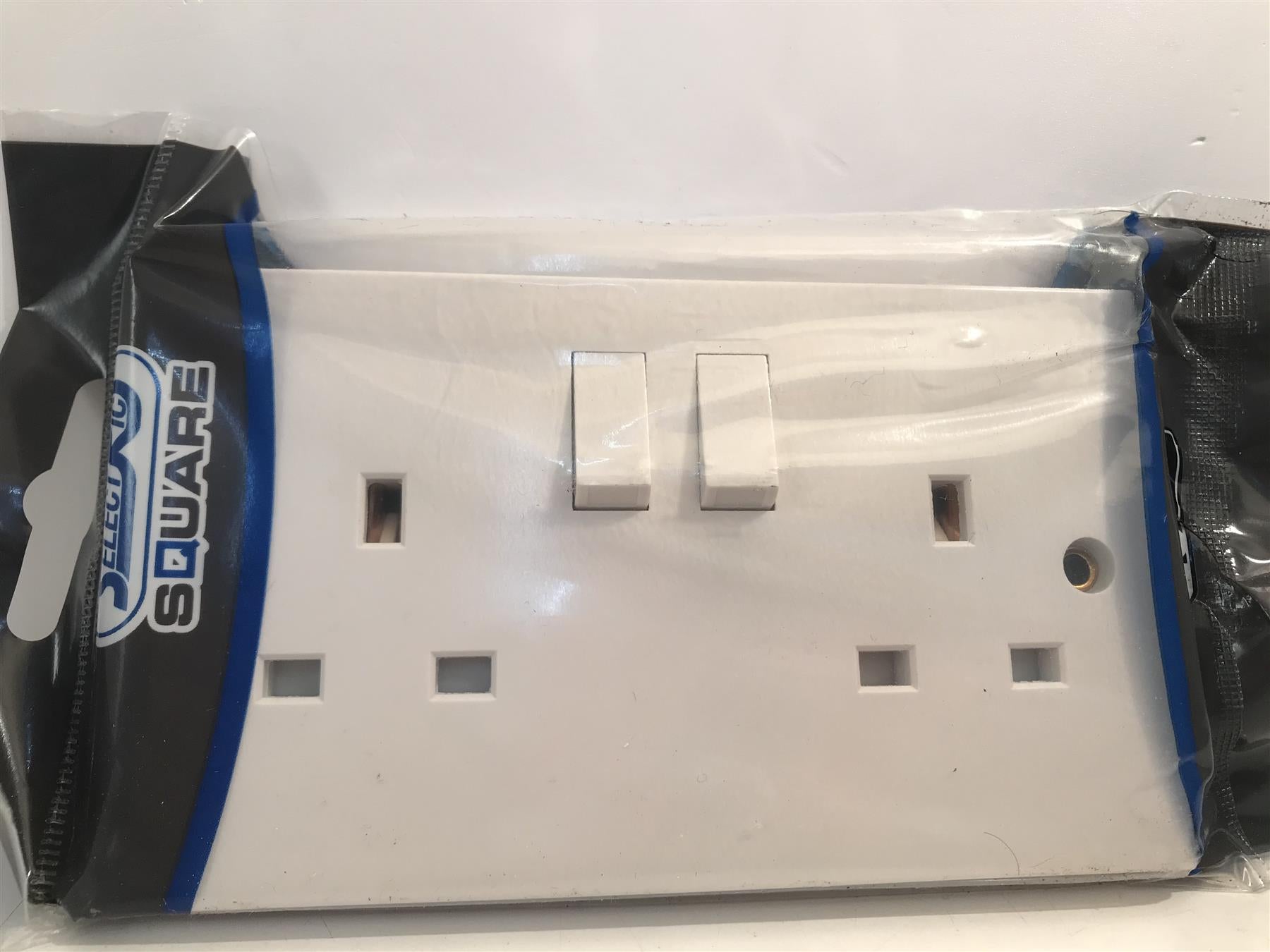 Square 13amp White Double Wall Socket 2 Gang Switched Socket LG9096-1E