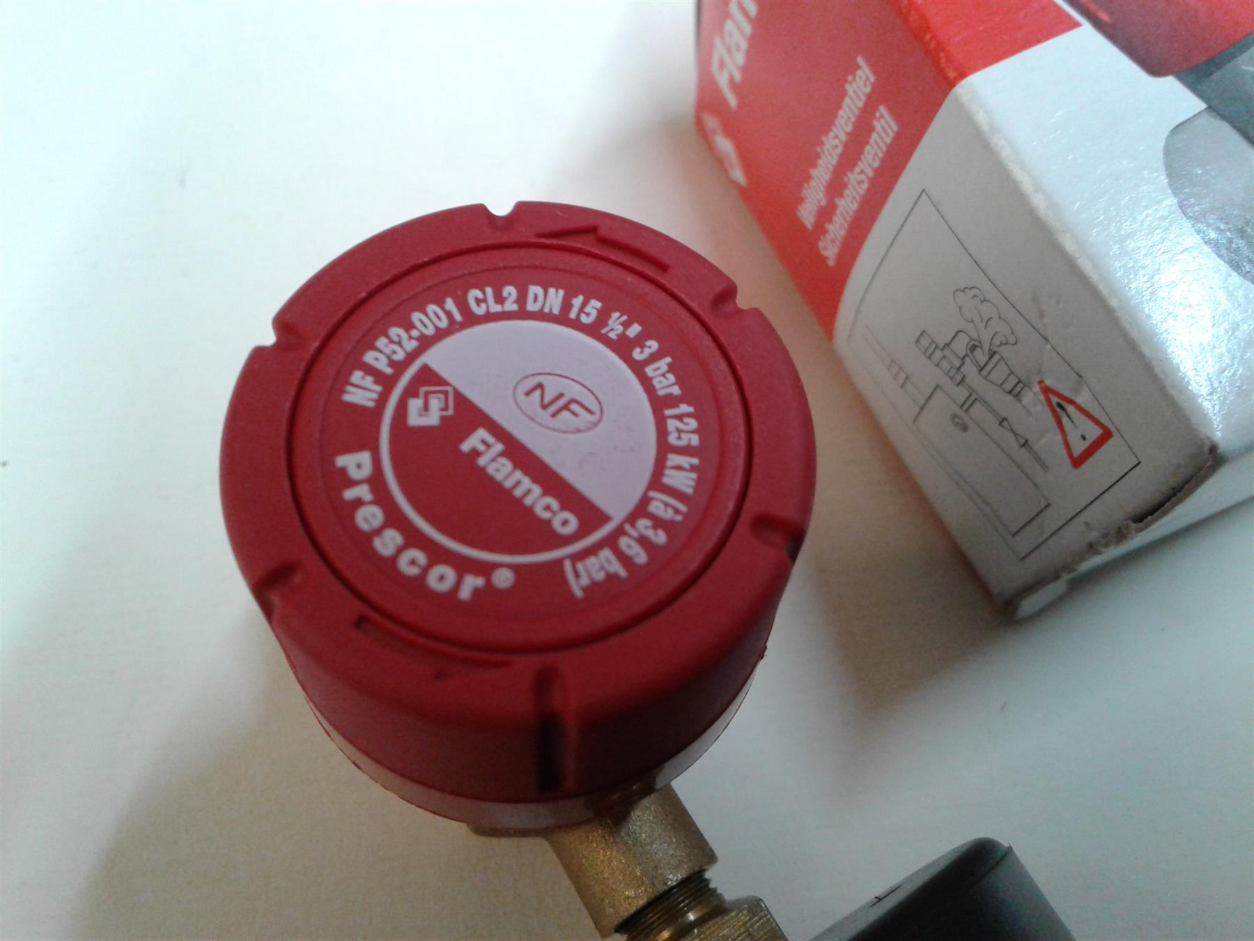 NEW Flamco Prescor 1/2NF 3 Bar Safety Valve FLEXCON Gauge 27684