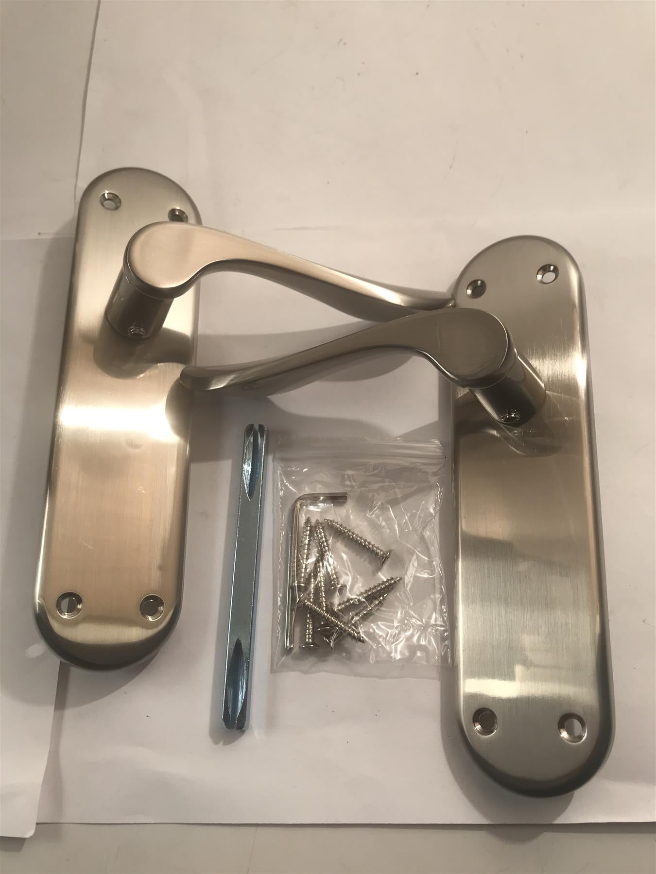 Fortessa FLATWAV-SN Wave Latch on Back Plate (no key) Satin Chrome
