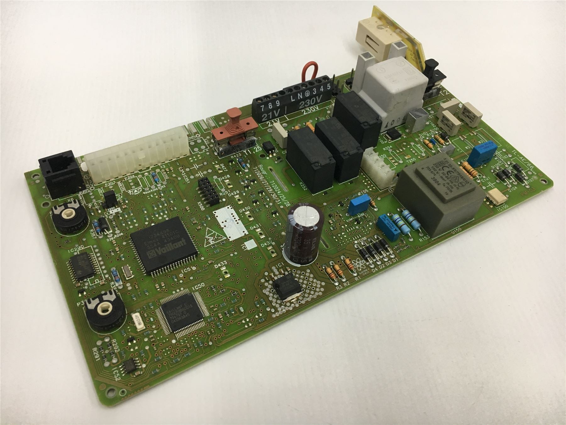 VAILLANT TURBOMAX PLUS 0020034604 130827 PCB 3 RELAYS WITH DISPLAY 12m warranty