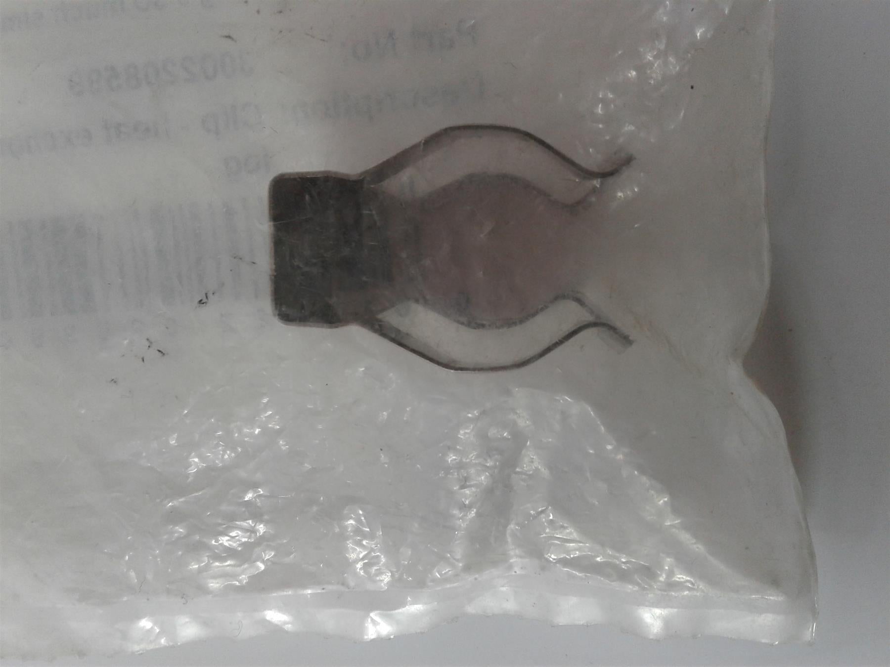 NEW HEATLINE HEAT EXCHANGER CLIP 3002208599