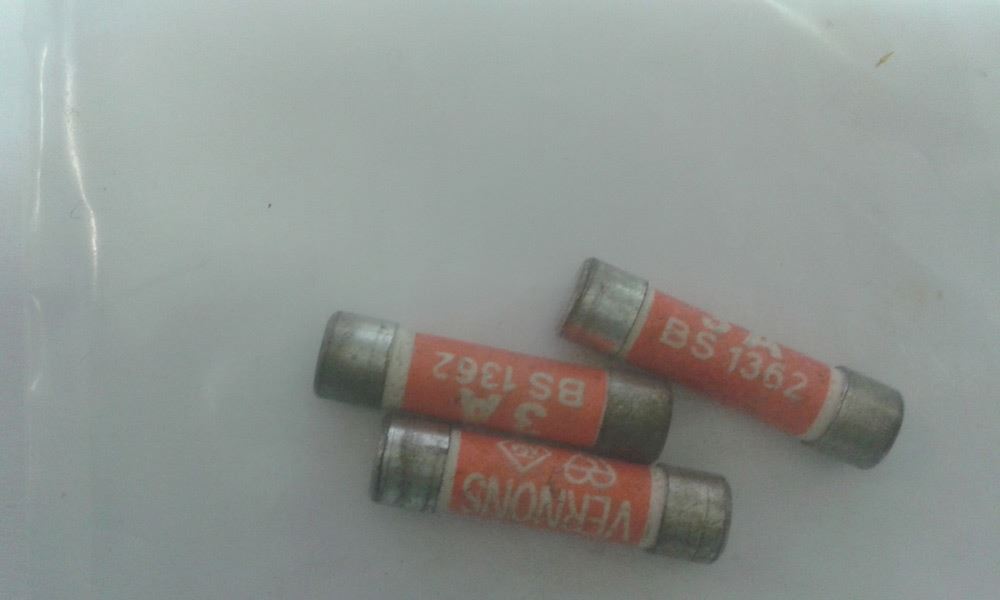 NEW REGIN REGQ145 3 AMP CERAMIC FUSES PACK OF 3 STANDARD FUSES 25mm
