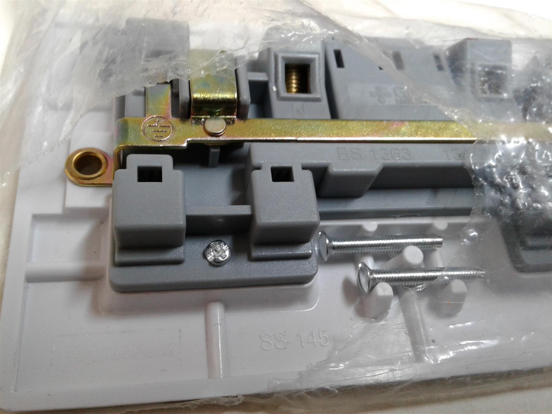 NEW GET 2 GANG DOUBLE TWIN WALL PLUG SOCKET UK SS145 GU3020