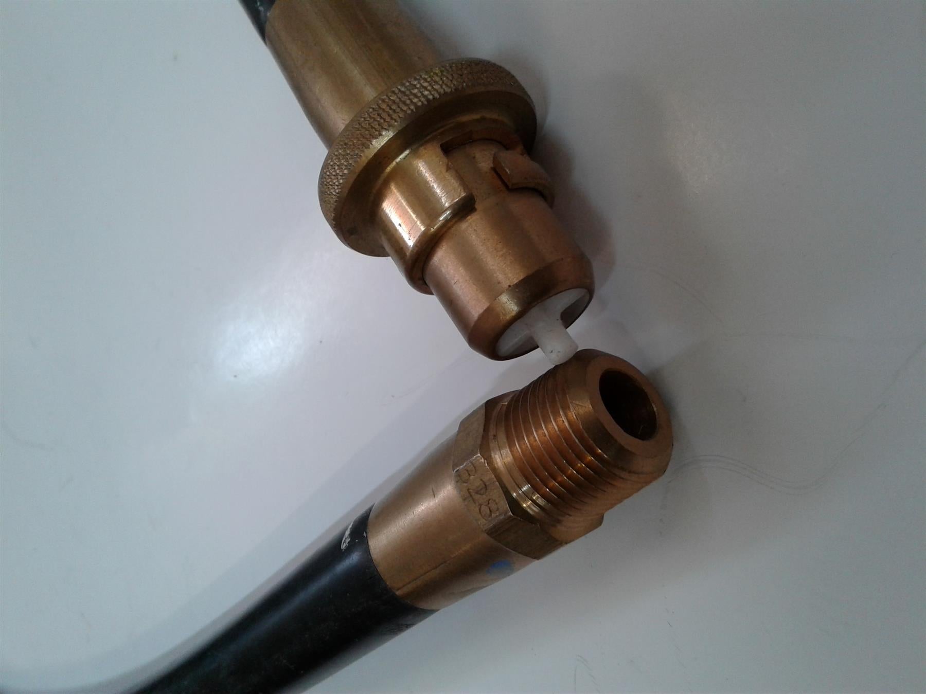 Universal Gas Cooker Hose Pipe With Bayonet Fitting 4 ft long x 1/2"Diameter