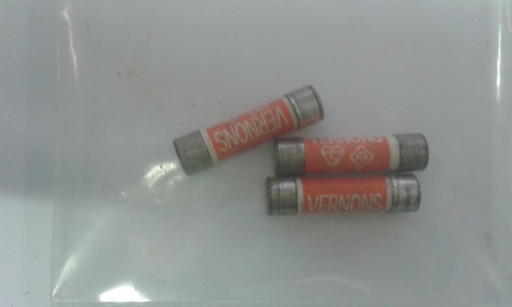 NEW REGIN REGQ145 3 AMP CERAMIC FUSES PACK OF 3 STANDARD FUSES 25mm