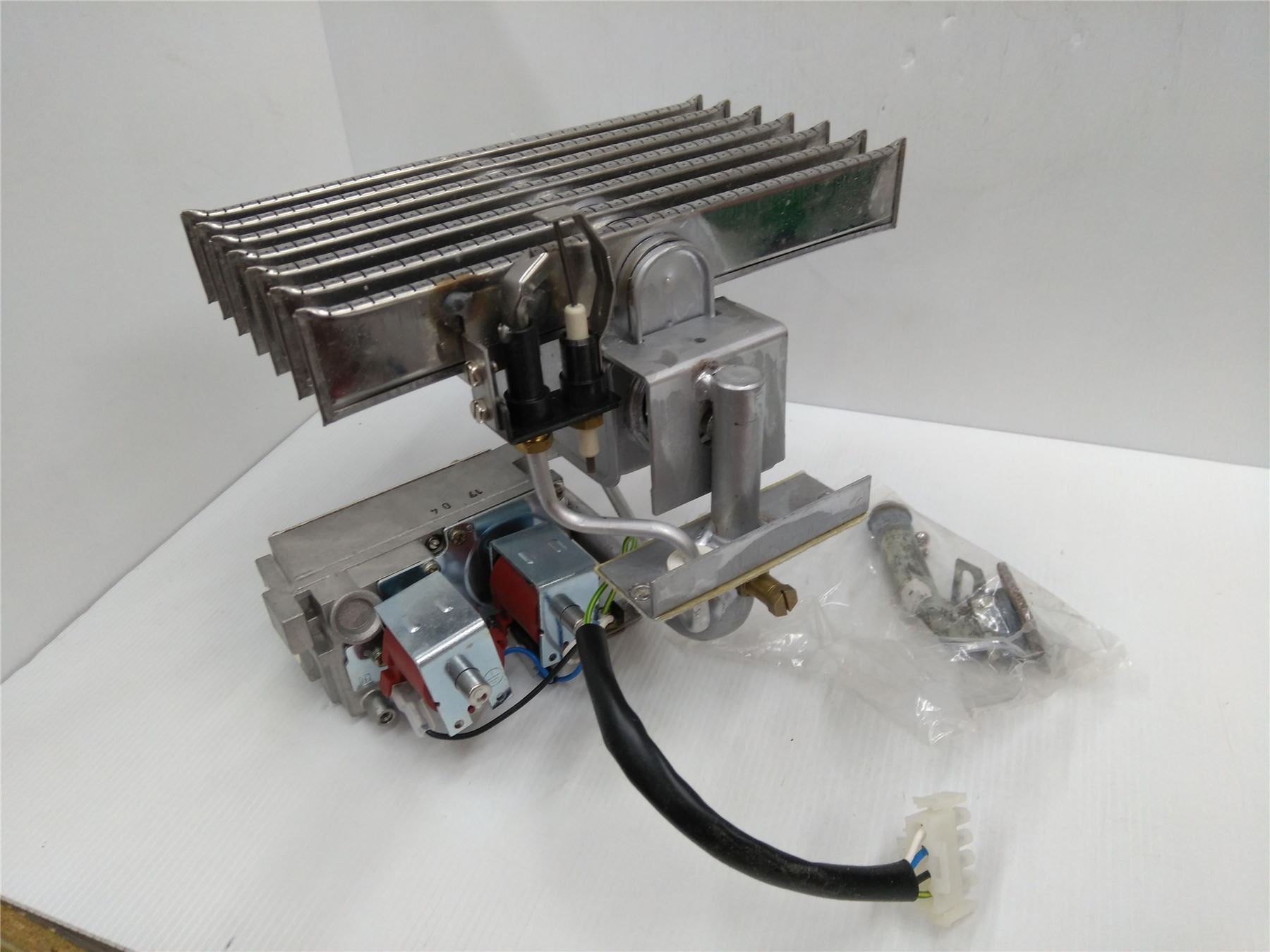 NEW POTTERTON HONEYWELL 7 BLADE BURNER AND GAS VALVE ARRANGEMENT 212176 8212176