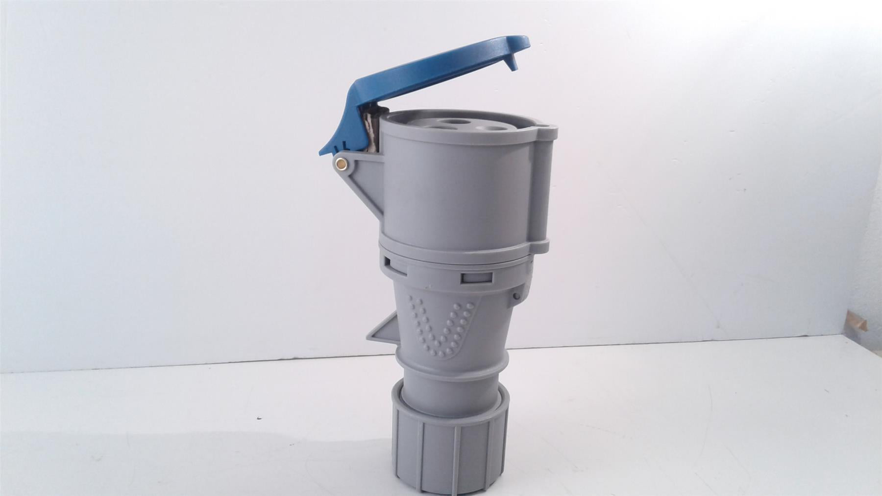 240V 32AMP 3PIN SITE INDUSTRIAL PLUGS SOCKET FEMALE IP44 SPLASHPROOF