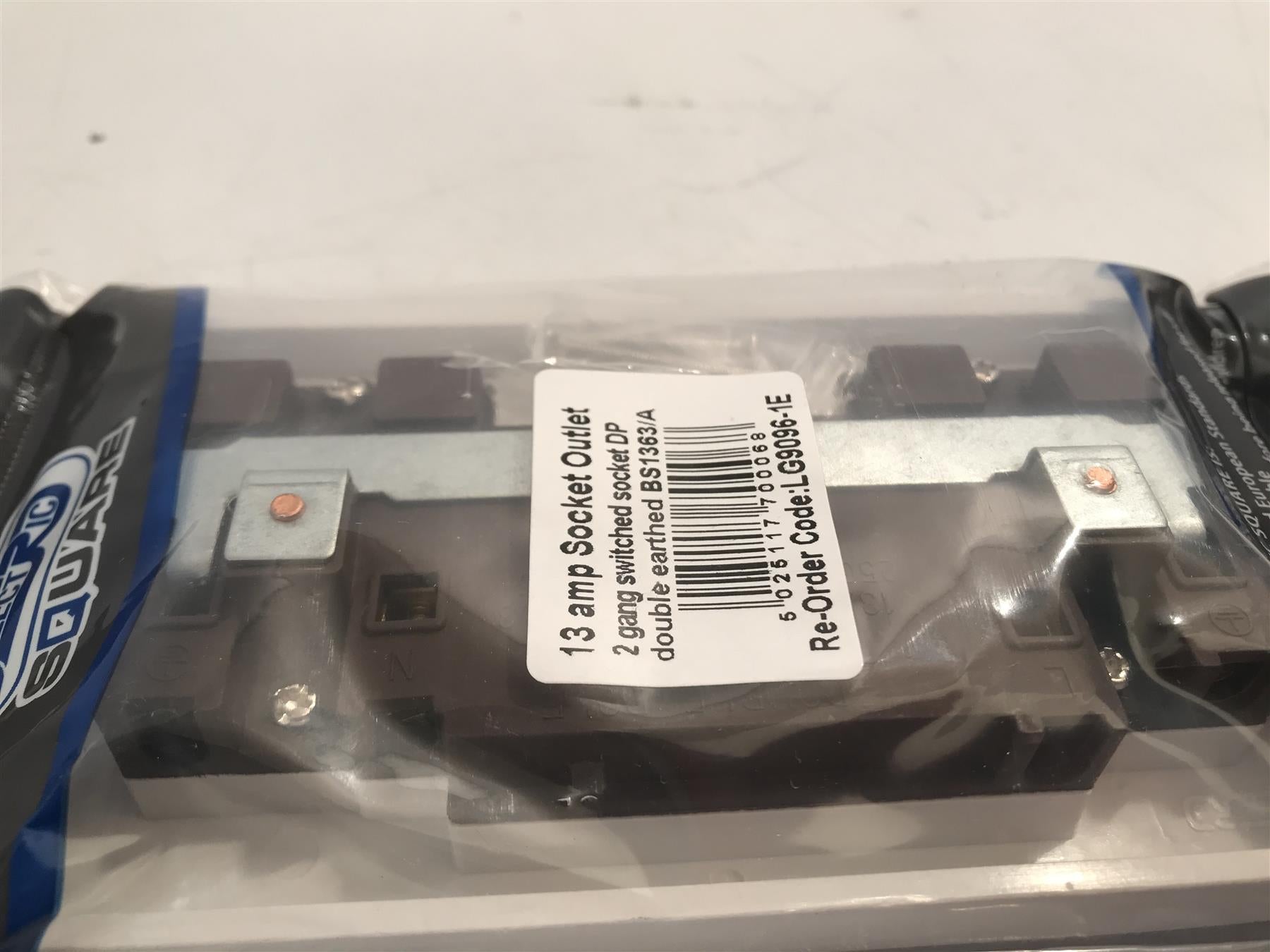 Square 13amp White Double Wall Socket 2 Gang Switched Socket LG9096-1E