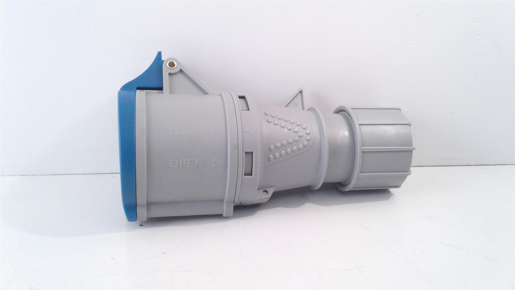 240V 32AMP 3PIN SITE INDUSTRIAL PLUGS SOCKET FEMALE IP44 SPLASHPROOF