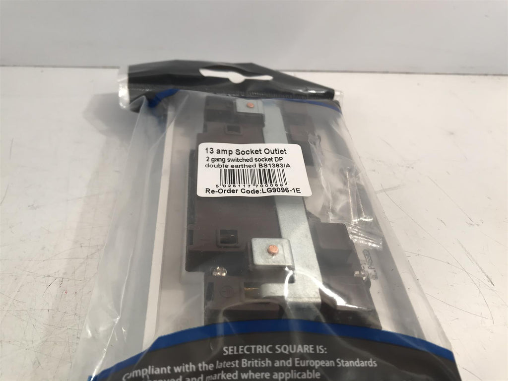 Square 13amp White Double Wall Socket 2 Gang Switched Socket LG9096-1E