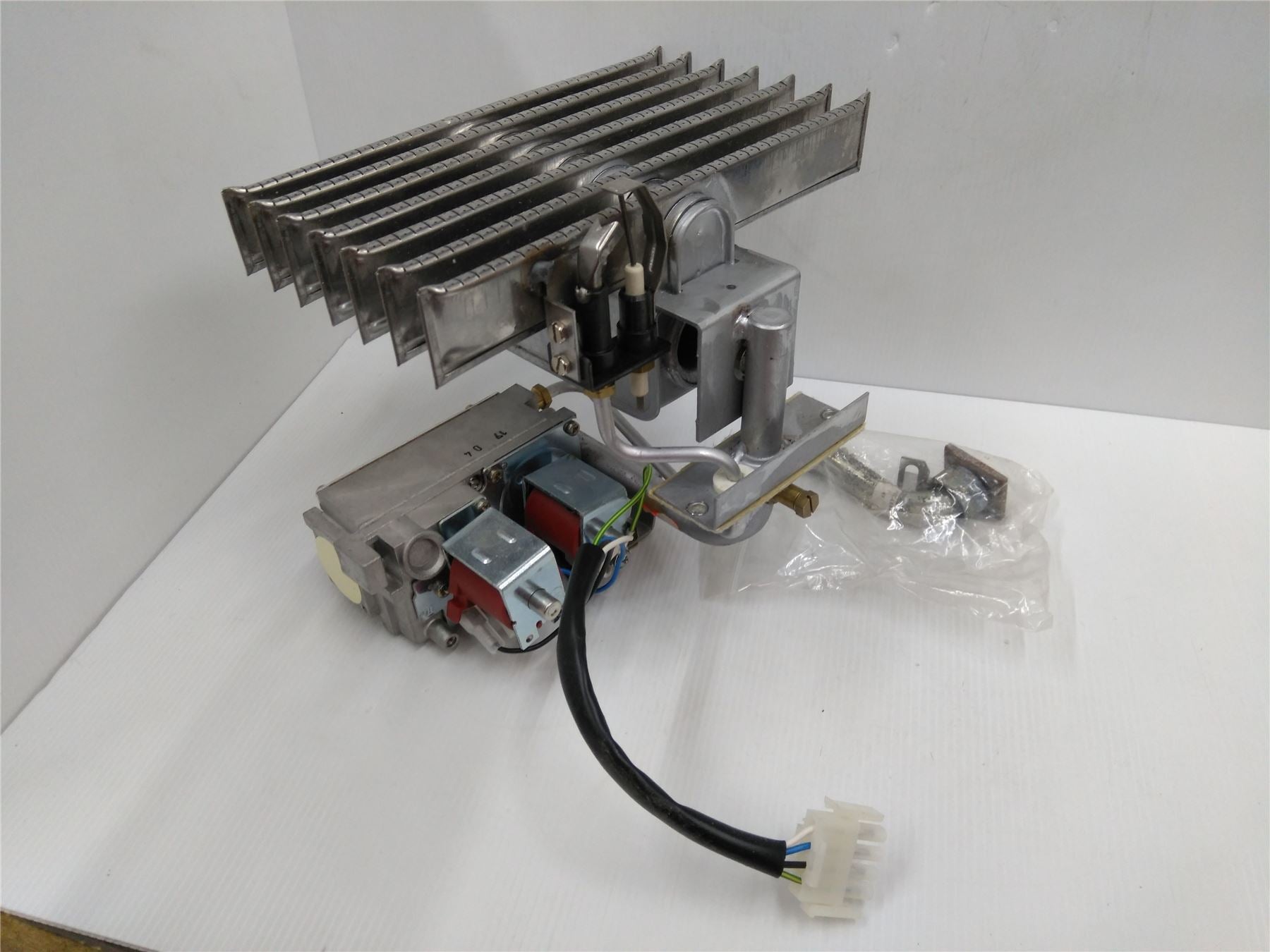 NEW POTTERTON HONEYWELL 7 BLADE BURNER AND GAS VALVE ARRANGEMENT 212176 8212176