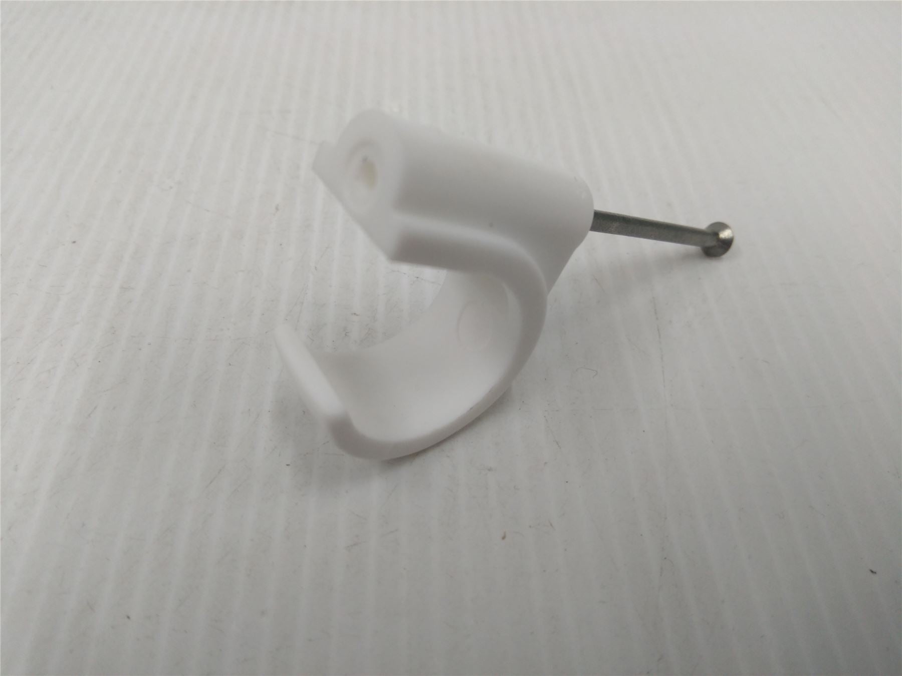 NEW FM PRODUCTS 22mm MASONRY NAIL PIPE CLIP WHITE M102 - BOX OF 100