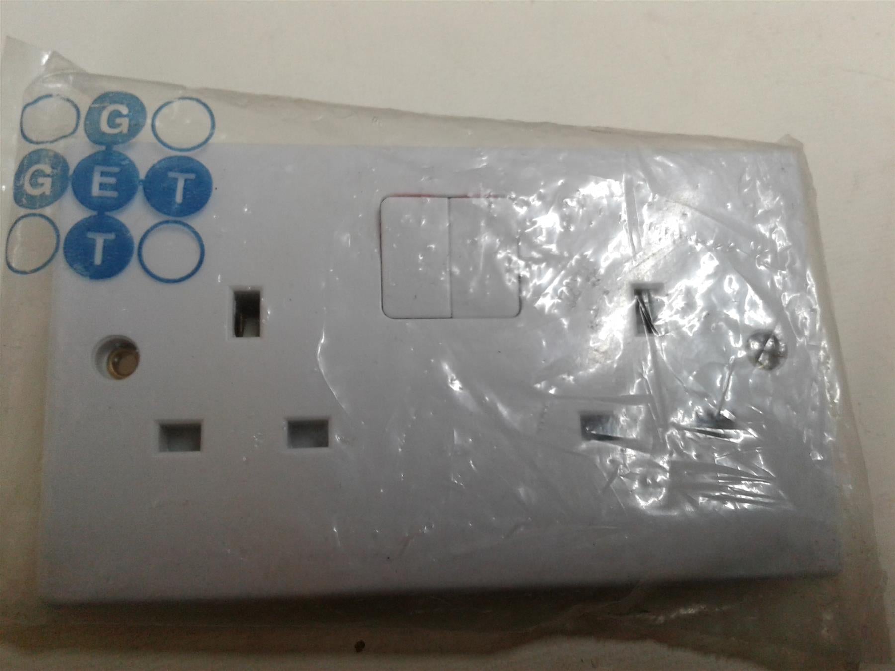 NEW GET 2 GANG DOUBLE TWIN WALL PLUG SOCKET UK SS145 GU3020