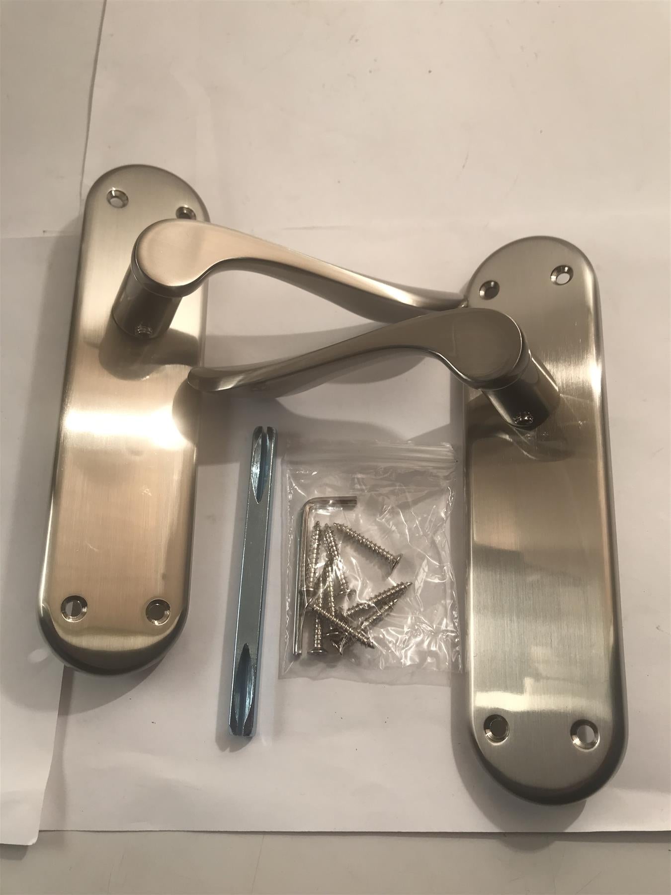 Fortessa FLATWAV-SN Wave Latch on Back Plate (no key) Satin Chrome