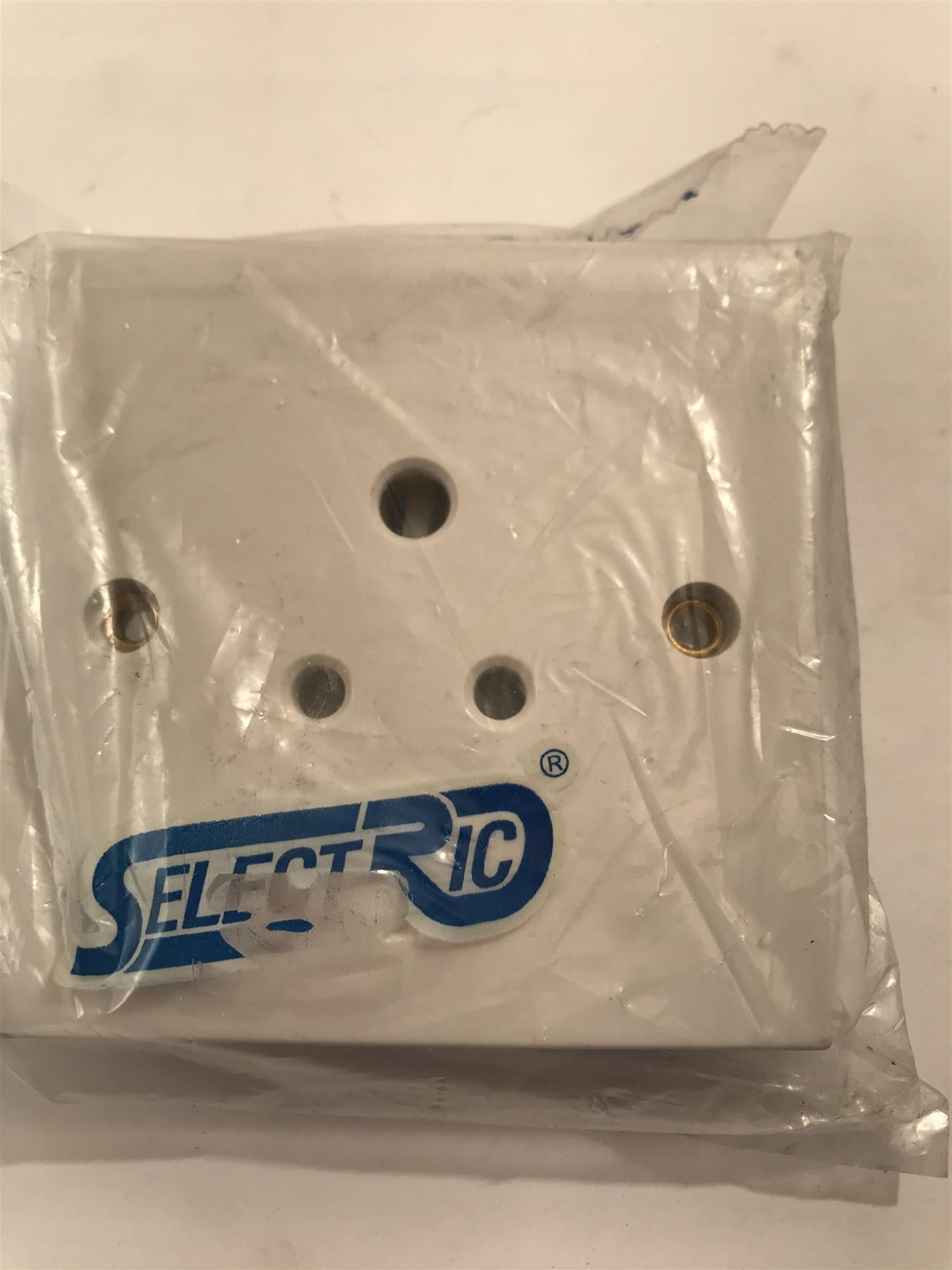 Selectric 5A 3 Pin Round Pin Socket  LG9092