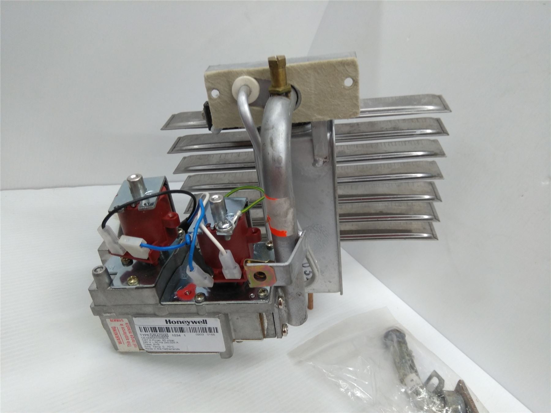 NEW POTTERTON HONEYWELL 7 BLADE BURNER AND GAS VALVE ARRANGEMENT 212176 8212176