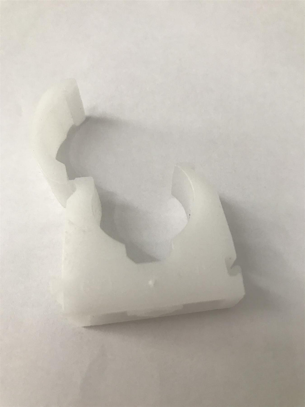 Talon TS22 TS Single Hinged Pipe Clip, White, 22mm Pack of 20