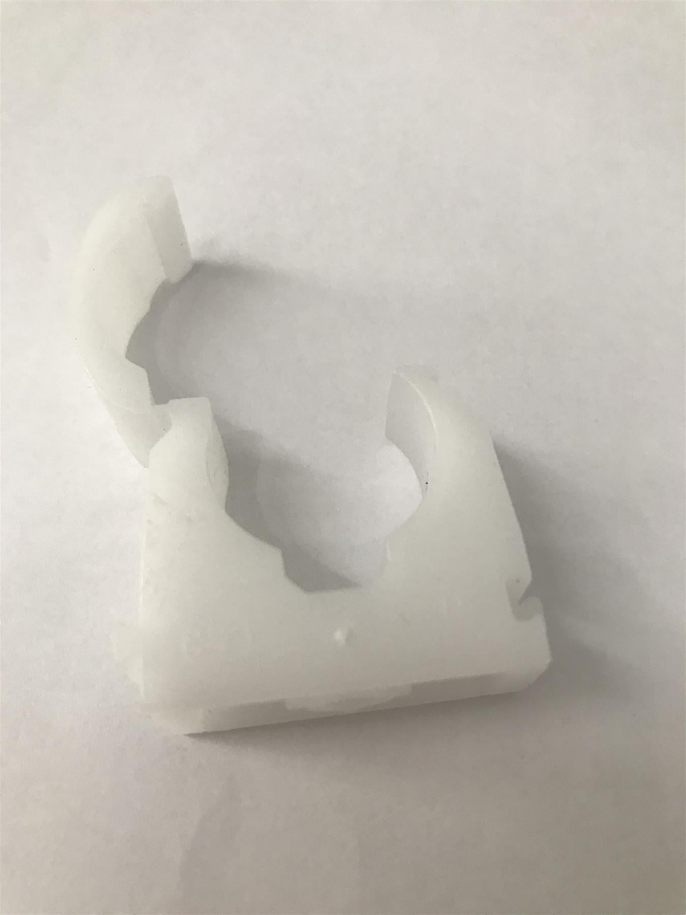 Talon TS22 TS Single Hinged Pipe Clip, White, 22mm Pack of 20