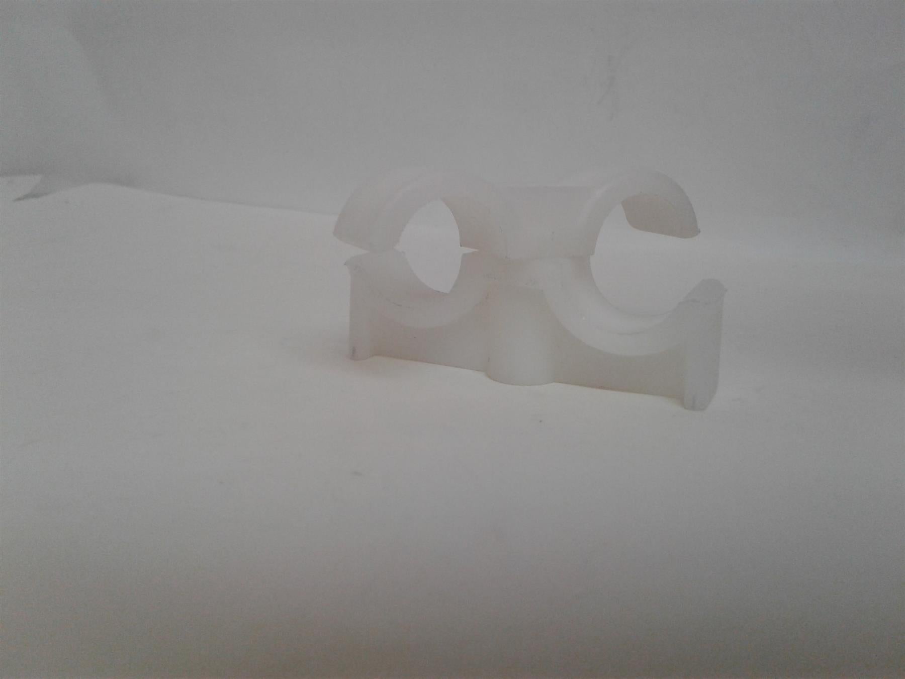 NEW plastic Double plumbing pipe clips 22mmx22mm  946DN=00001