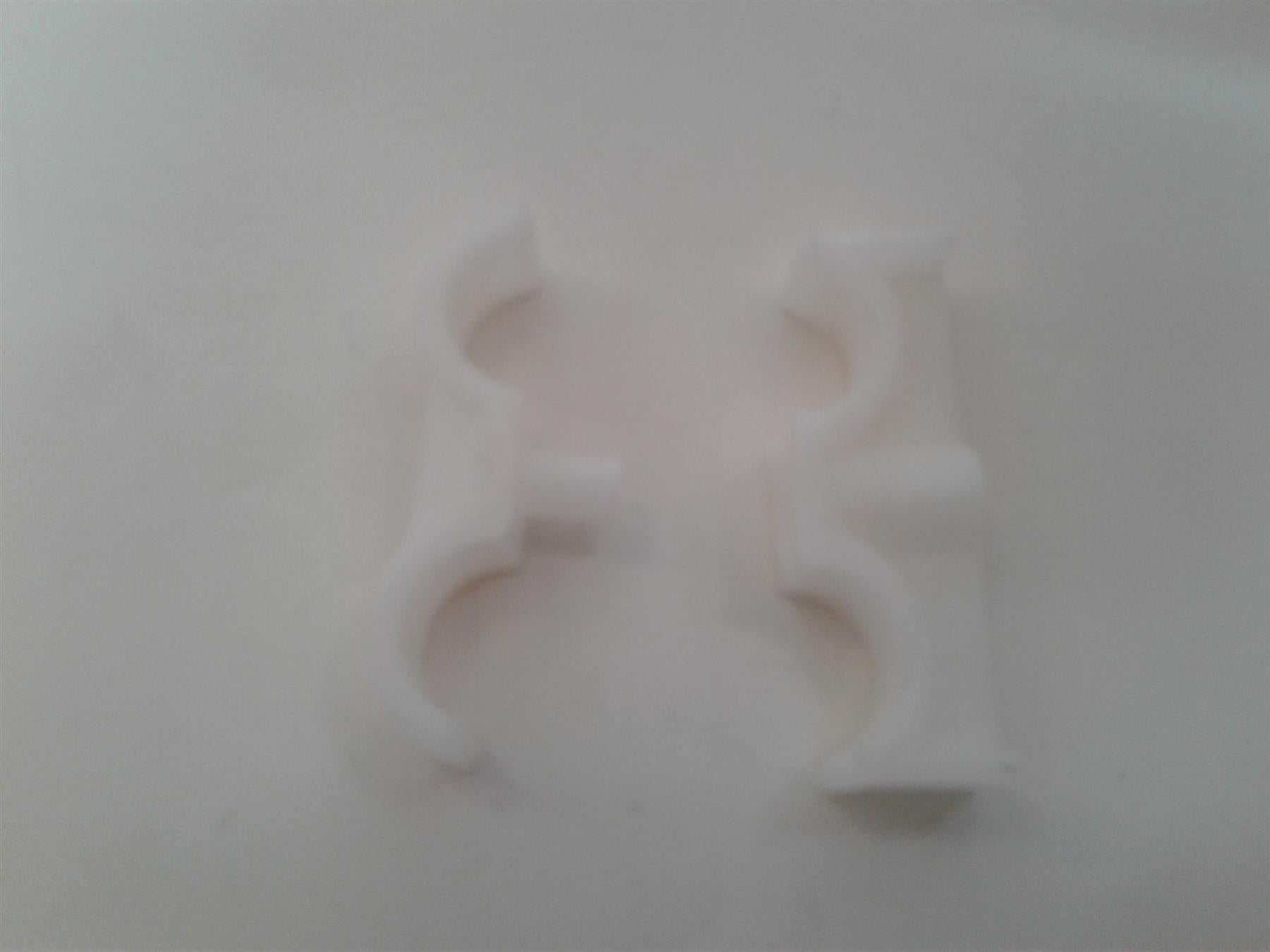 NEW plastic Double plumbing pipe clips 22mmx22mm  946DN=00001