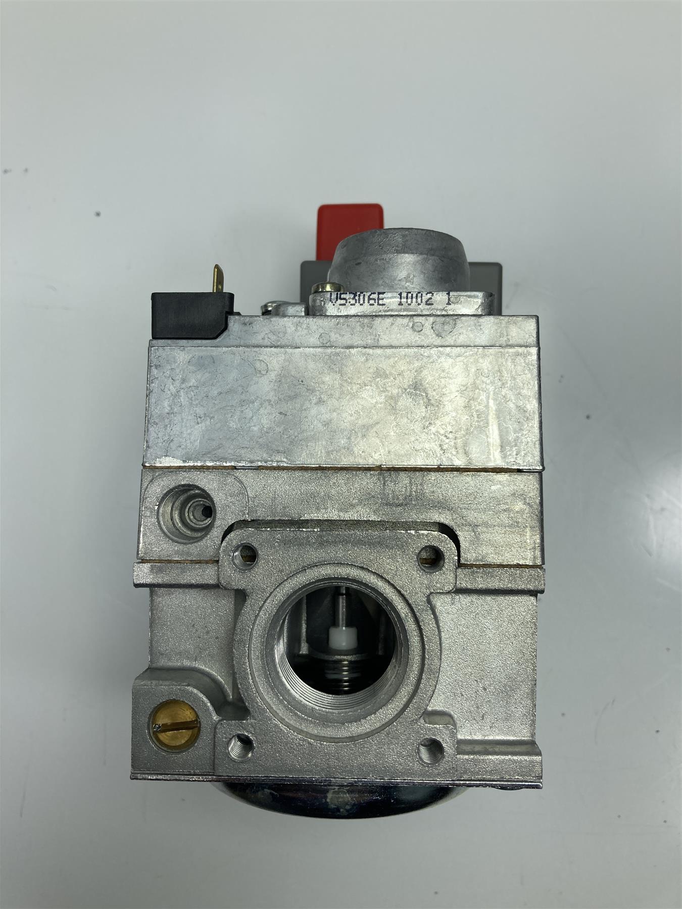 HONEYWELL RED & WHITE BUTTON 240V BOILER GAS VALVE V4400C new