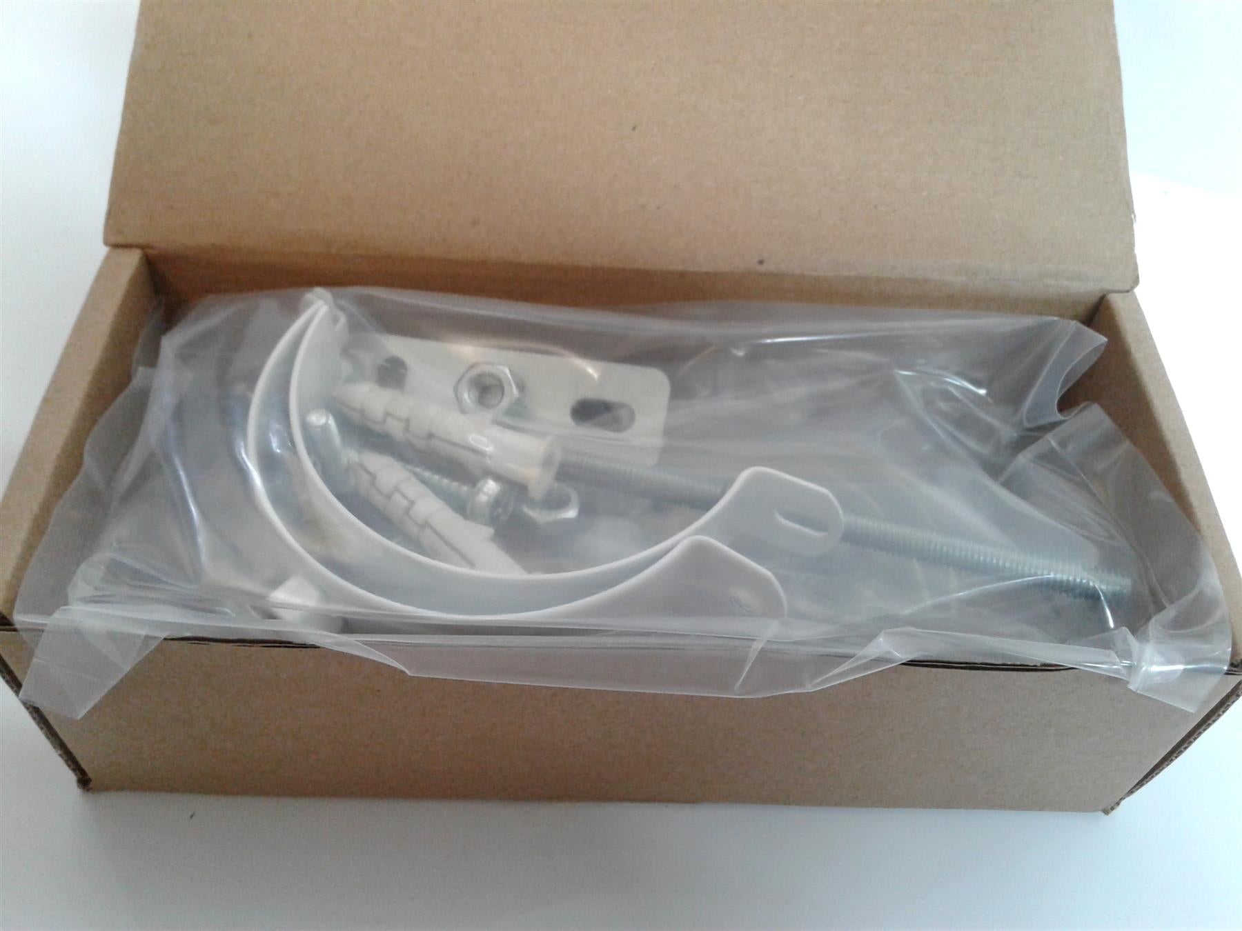 New Vaillant 175615 Pack of 3 Universal Adjustable 100mm Flue Bracket